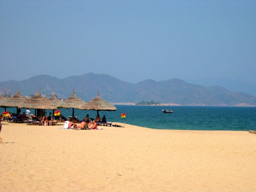 Bãi biển Nha Trang - điểm trung chuyển phổ biến khi đi Dốc Lết