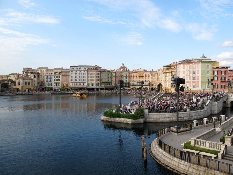 Toàn cảnh cảng Mediterranean Harbor tại công viên Tokyo DisneySea