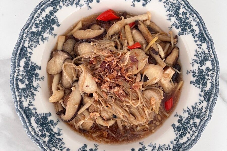 Bát canh đậu nấm kim châm sốt cay thơm ngon vừa nấu xong