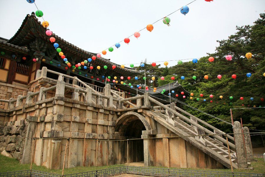 Cầu đá cổ Cheongungyo và Baegungyo tại lối vào chùa Bulguksa, Gyeongju