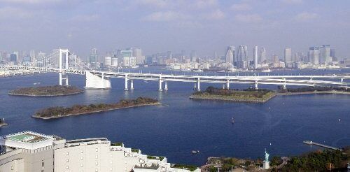 Cầu Rainbow Bridge bắc qua vịnh Tokyo nhìn từ Odaiba