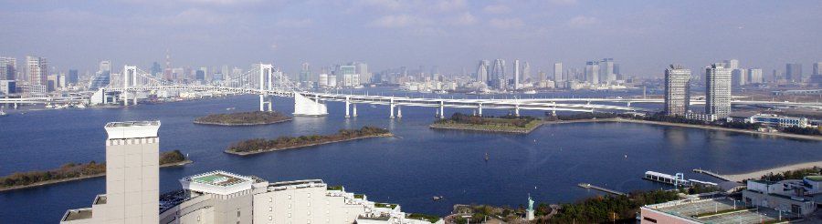 Cầu Rainbow Bridge bắc qua vịnh Tokyo nhìn từ Odaiba