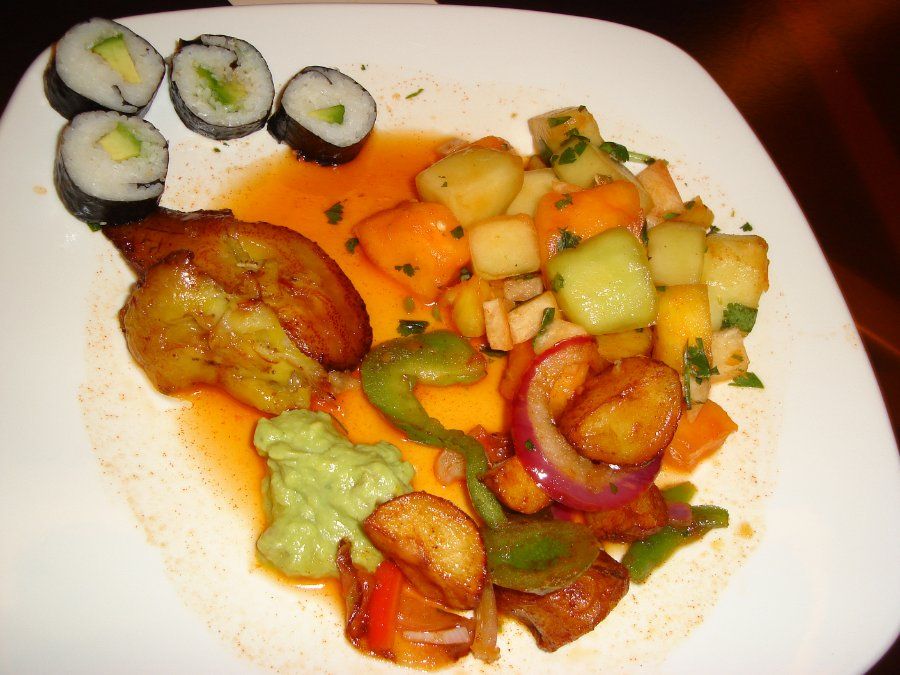 Bàn ăn thuần chay Vegan với rau củ và thực phẩm từ thực vật