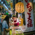 Dãy phố có mái che của chợ Nishiki, được mệnh danh là nhà bếp của Kyoto
