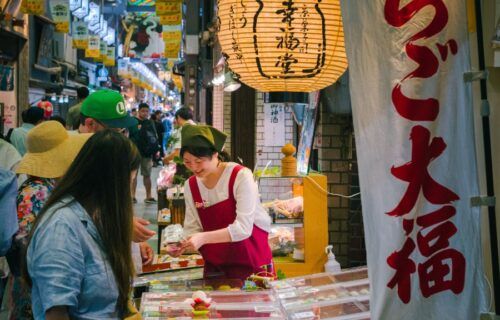 Dãy phố có mái che của chợ Nishiki, được mệnh danh là nhà bếp của Kyoto