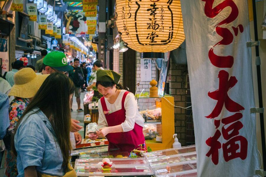 Dãy phố có mái che của chợ Nishiki, được mệnh danh là nhà bếp của Kyoto