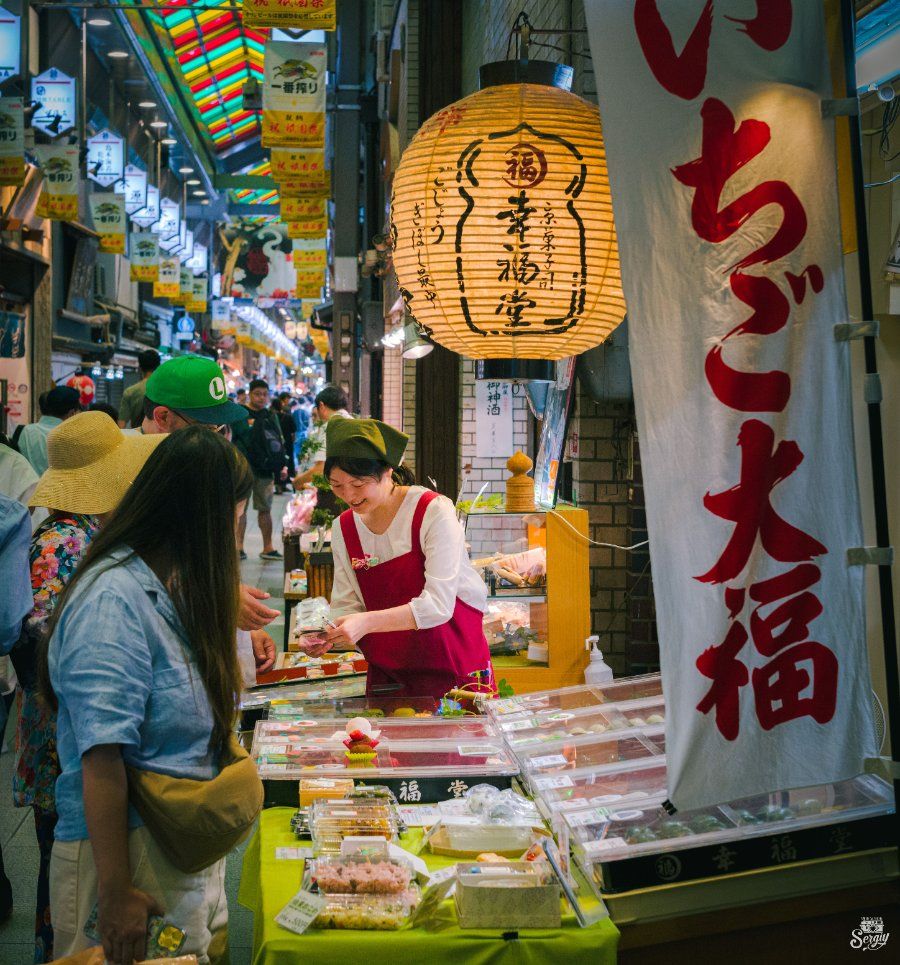 Dãy phố có mái che của chợ Nishiki, được mệnh danh là nhà bếp của Kyoto
