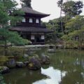 Tòa nhà chính Kannon-den của chùa Bạc Ginkaku-ji soi bóng xuống hồ nước