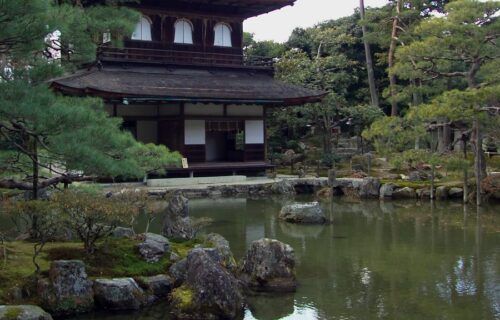 Tòa nhà chính Kannon-den của chùa Bạc Ginkaku-ji soi bóng xuống hồ nước