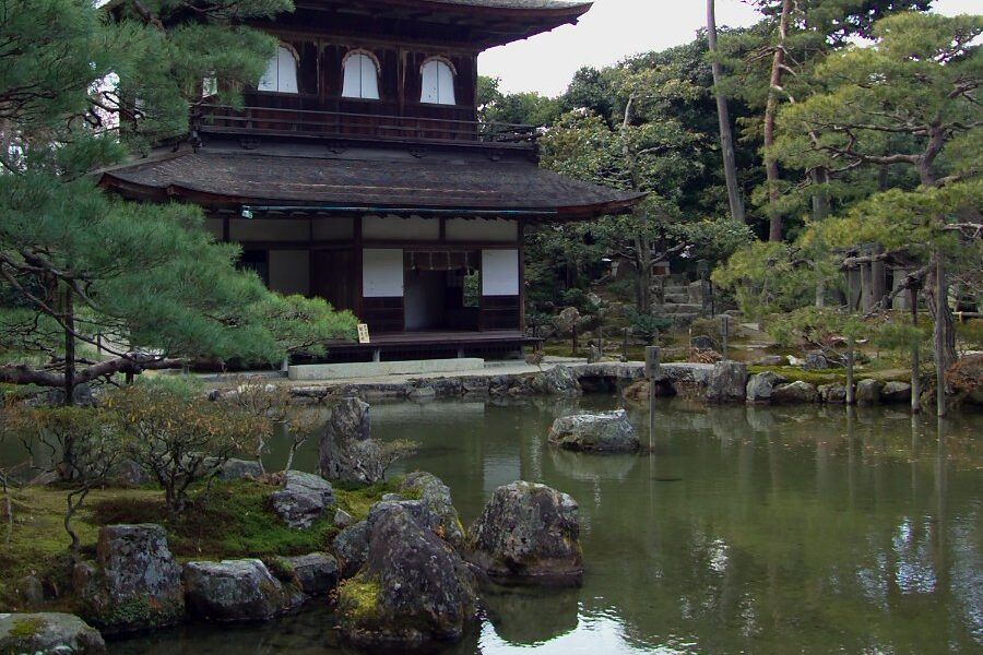 Tòa nhà chính Kannon-den của chùa Bạc Ginkaku-ji soi bóng xuống hồ nước