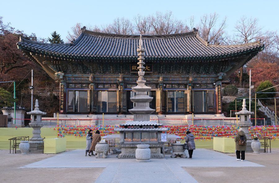 Chùa Bongeunsa cổ kính nằm giữa các tòa nhà chọc trời hiện đại tại Gangnam, Seoul
