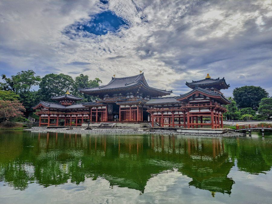 Toàn cảnh chùa Byodo-in và khu vườn xung quanh tại Uji, Kyoto