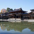 Phượng Hoàng Đường (Phoenix Hall) của chùa Byodo-in soi bóng xuống hồ Aji-ike