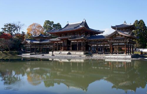 Phượng Hoàng Đường (Phoenix Hall) của chùa Byodo-in soi bóng xuống hồ Aji-ike