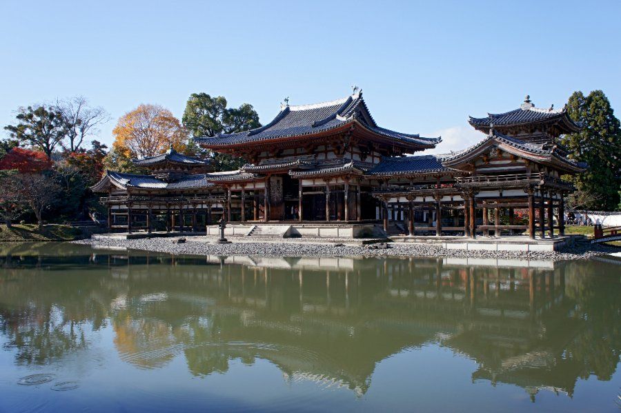 Phượng Hoàng Đường (Phoenix Hall) của chùa Byodo-in soi bóng xuống hồ Aji-ike