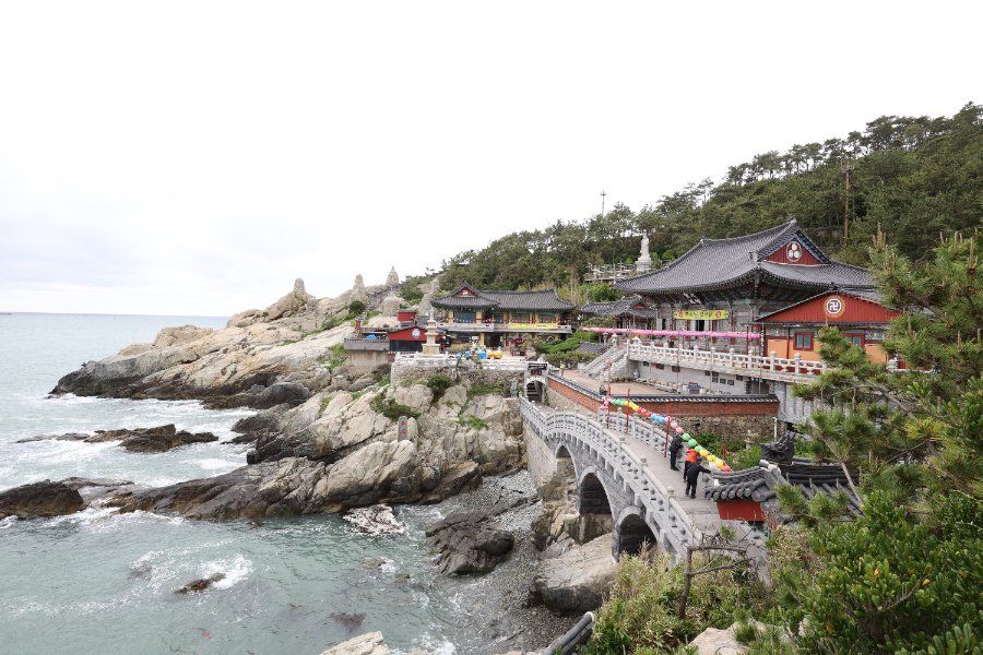 Chùa Haedong Yonggungsa nằm sát bờ biển tại Busan, Hàn Quốc