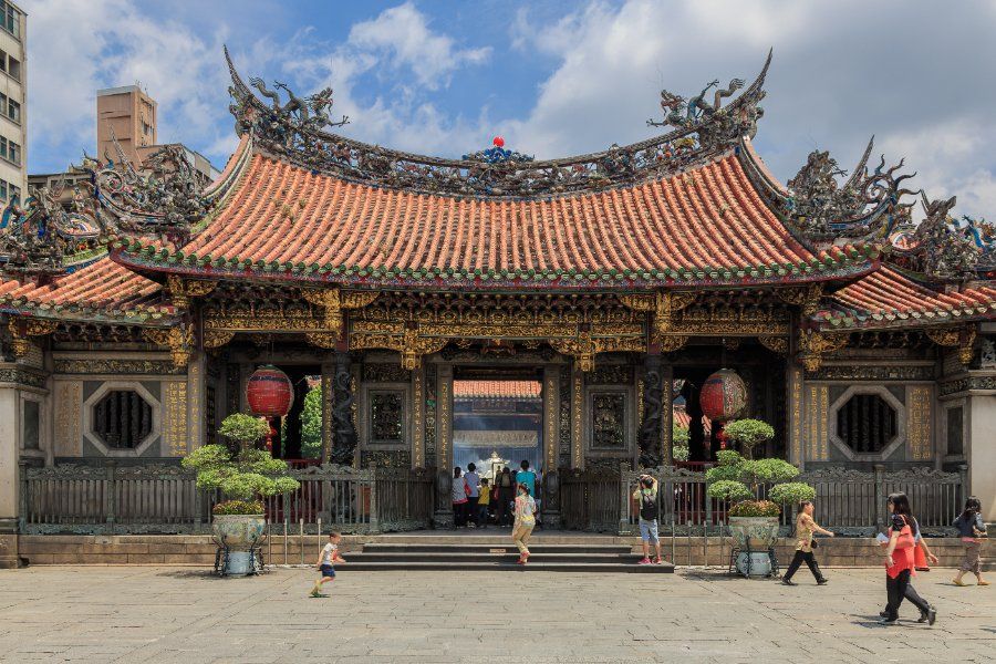 Cổng chính và mặt tiền cổ kính của chùa Long Sơn tại quận Vạn Hoa, Đài Bắc