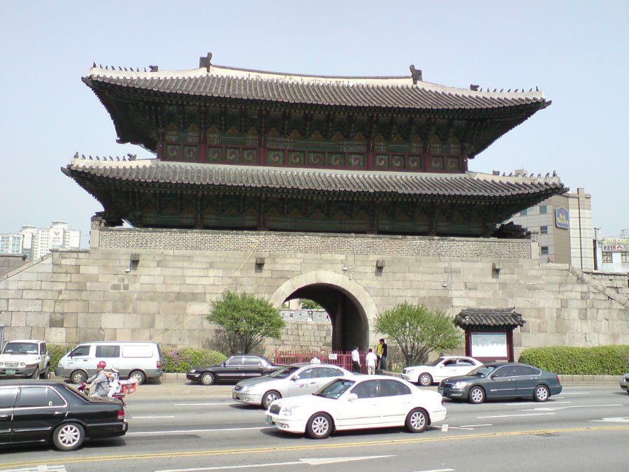 Cổng thành cổ Heunginjimun (Dongdaemun) - một trong 8 cổng thành Seoul
