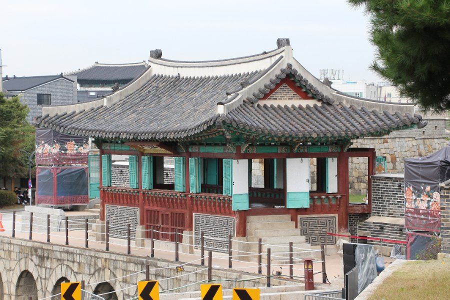 Cổng thủy Hwahongmun Hwaseong Suwon