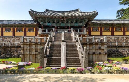 Cổng vào và bậc thang đá tại chùa Bulguksa, Gyeongju