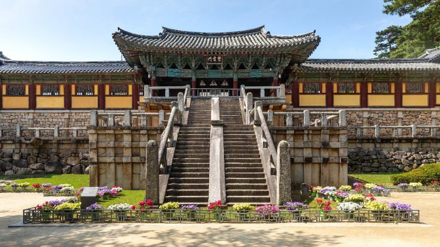 Cổng vào và bậc thang đá tại chùa Bulguksa, Gyeongju
