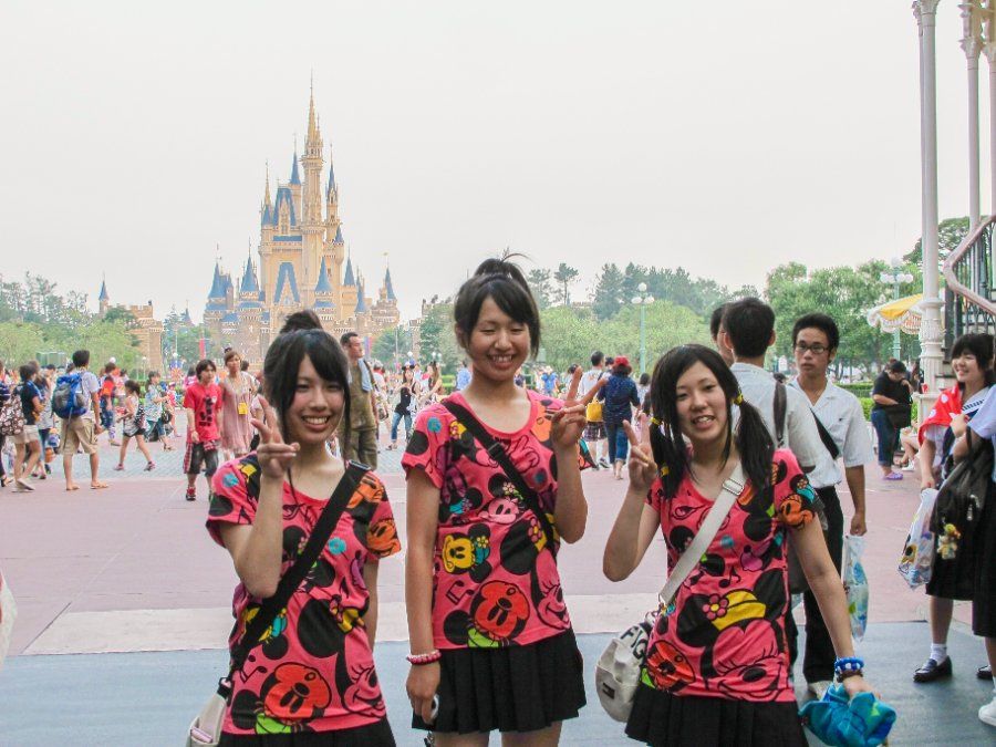 Du khách check-in tại cổng vào chính của Tokyo Disneyland