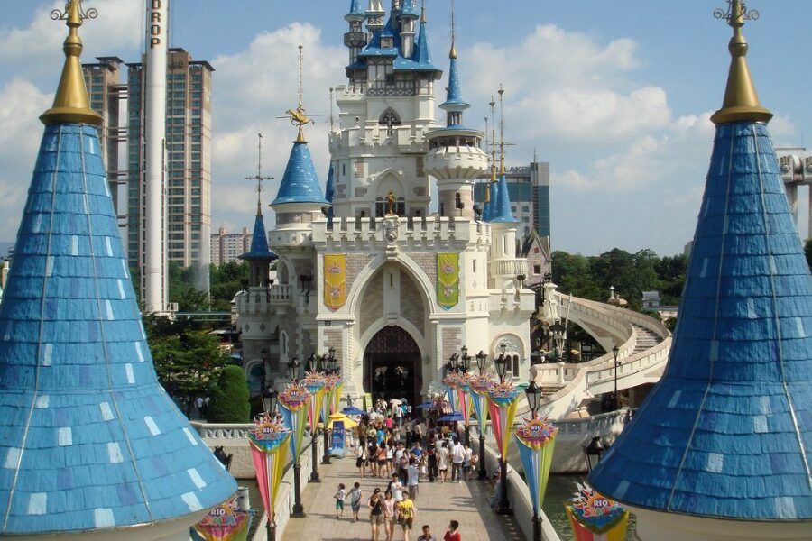 Bên trong công viên giải trí trong nhà Lotte World, Seoul