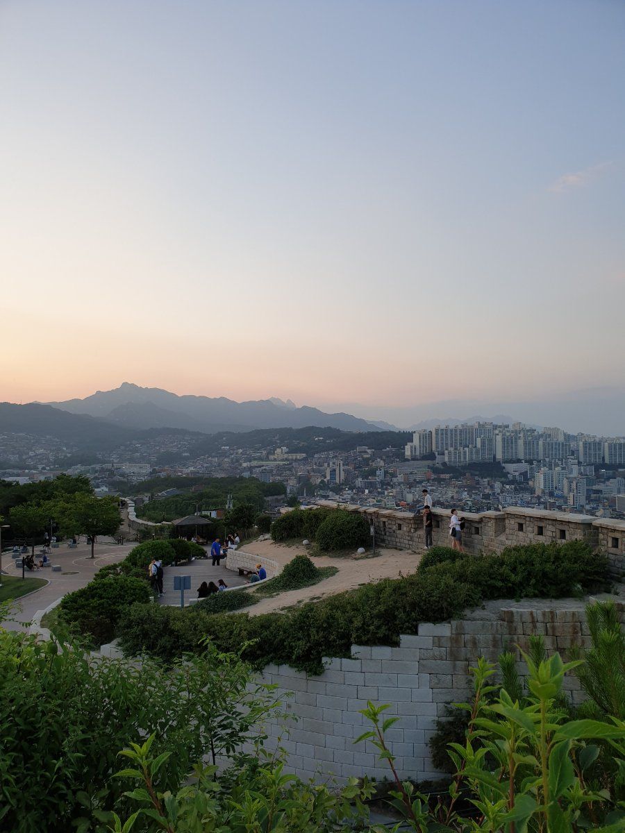 Đoạn tường thành cổ Hanyang Doseong tại công viên Naksan, Seoul