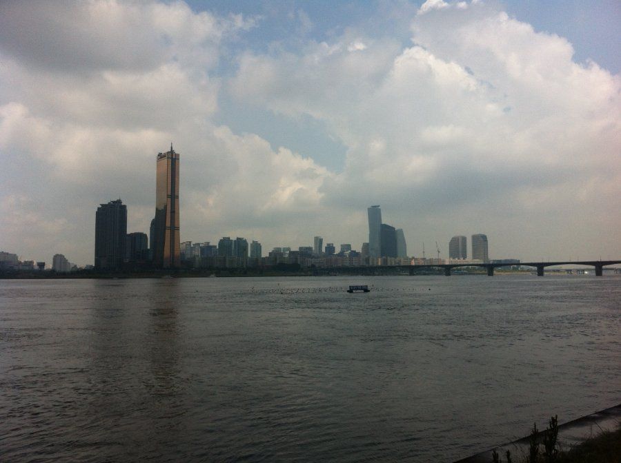 Lối đi dạo ven sông Hán tại công viên Yeouido, Seoul
