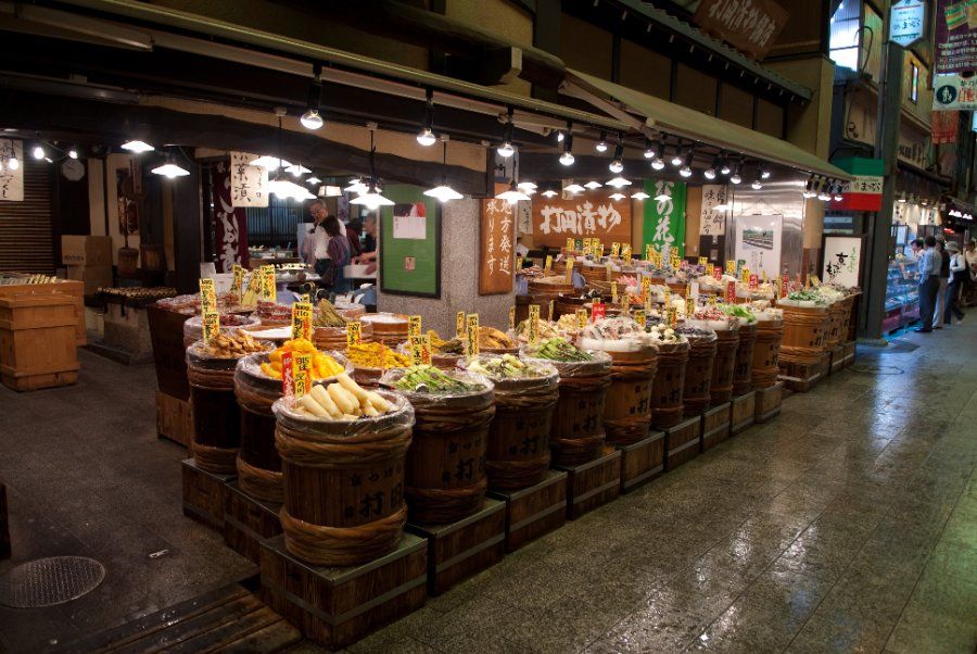 Gian hàng bán dưa muối tsukemono nhiều màu sắc tại chợ Nishiki Kyoto