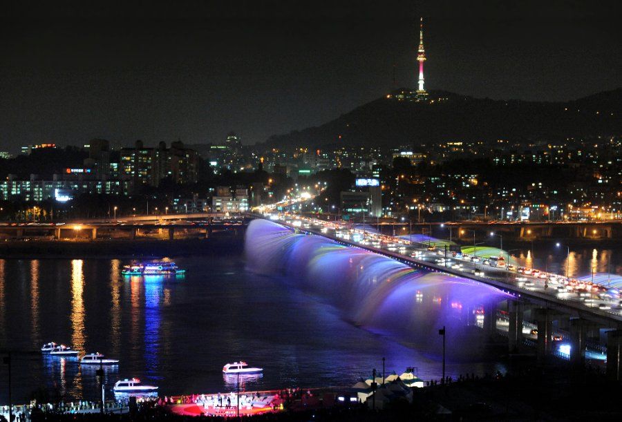 Đài phun nước cầu vồng Banpo thắp sáng đèn màu về đêm, Seoul