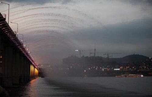 Đài phun nước Moonlight Rainbow Fountain trên cầu Banpo, sông Hán, Seoul