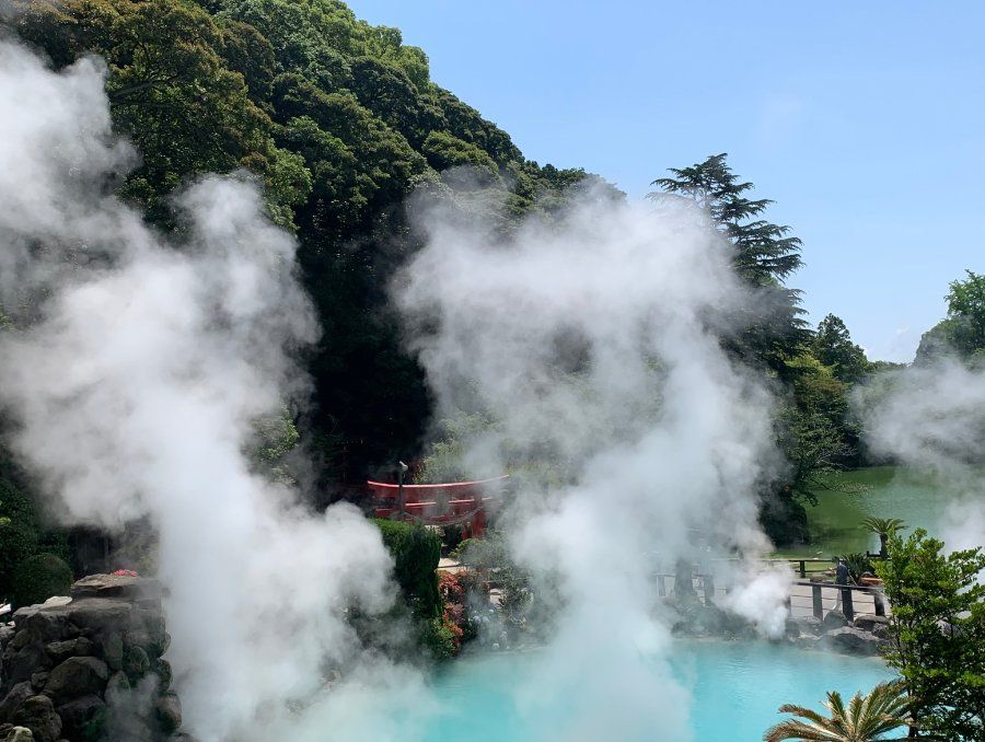 Hồ nước nóng màu xanh coban Umi Jigoku địa ngục biển tại Beppu