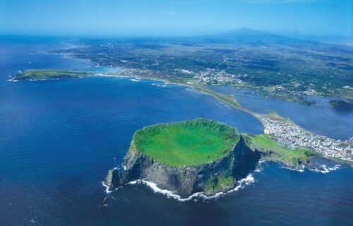 Toàn cảnh đỉnh núi lửa Seongsan Ilchulbong nhìn từ trên cao, Jeju