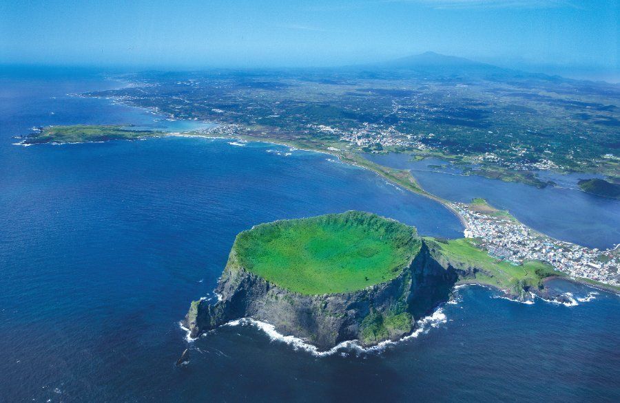 Toàn cảnh đỉnh núi lửa Seongsan Ilchulbong nhìn từ trên cao, Jeju
