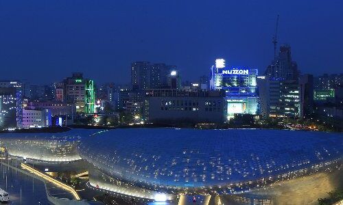 Tòa nhà Dongdaemun Design Plaza (DDP) thắp sáng về đêm, Seoul