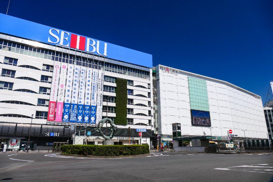 Lối ra cửa Đông của ga Ikebukuro, một trong những nhà ga đông đúc nhất Tokyo
