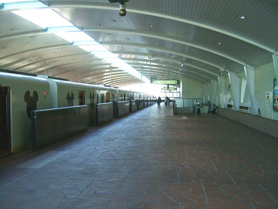 Sân ga tuyến monorail Disney Resort Line tại Maihama