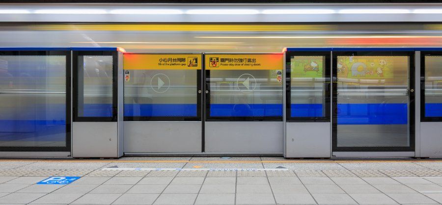 Sân ga tàu điện ngầm MRT hiện đại, sạch sẽ tại trung tâm Đài Bắc