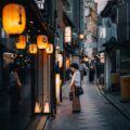 Con hẻm Pontocho lung linh ánh đèn lồng vào buổi tối tại Kyoto