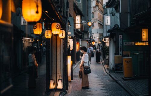 Con hẻm Pontocho lung linh ánh đèn lồng vào buổi tối tại Kyoto