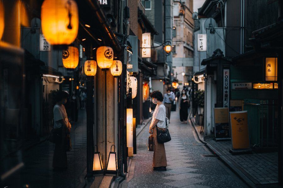 Con hẻm Pontocho lung linh ánh đèn lồng vào buổi tối tại Kyoto