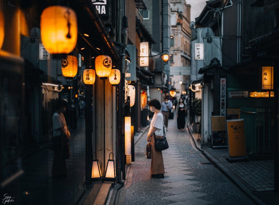 Con hẻm Pontocho lung linh ánh đèn lồng vào buổi tối tại Kyoto