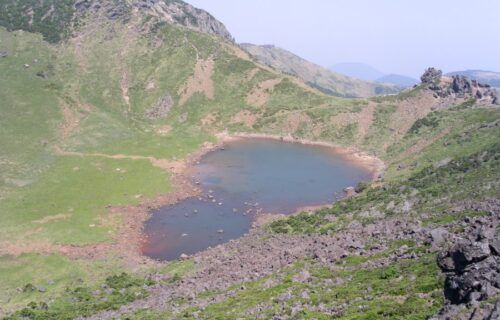 Hồ miệng núi lửa Baengnokdam trên đỉnh núi Hallasan, Jeju