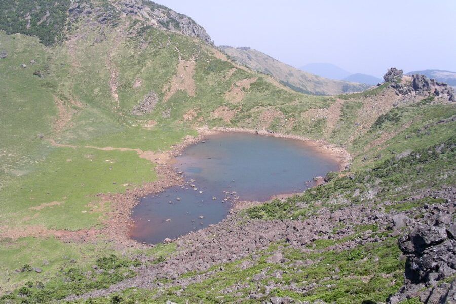Hồ miệng núi lửa Baengnokdam trên đỉnh núi Hallasan, Jeju
