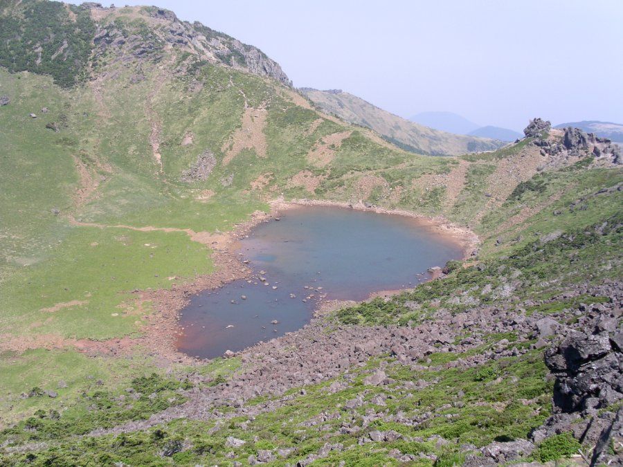 Hồ miệng núi lửa Baengnokdam trên đỉnh núi Hallasan, Jeju
