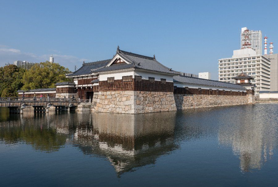 Khu vực Ninomaru với cầu gỗ và vọng lâu phục dựng tại lâu đài Hiroshima