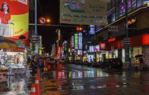 Con phố đi bộ nhộn nhịp với các cửa hàng thời trang tại Tây Môn Đình Đài Bắc