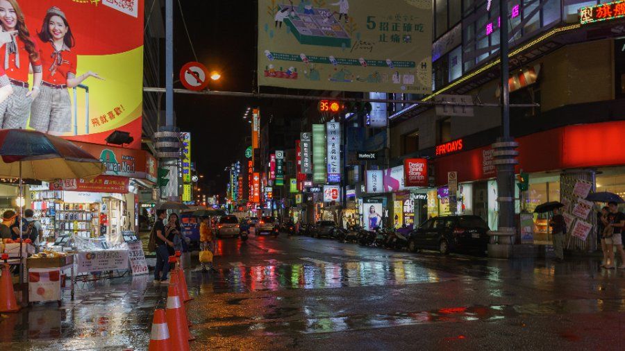 Con phố đi bộ nhộn nhịp với các cửa hàng thời trang tại Tây Môn Đình Đài Bắc