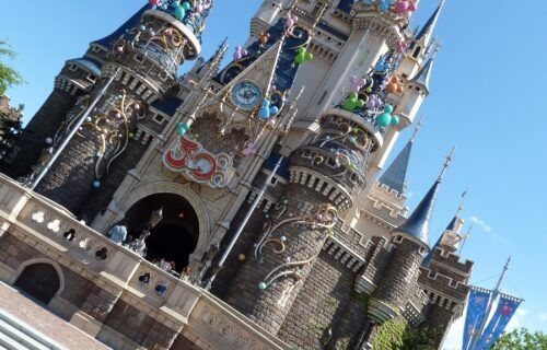 Lâu đài công chúa Cinderella biểu tượng của Tokyo Disneyland